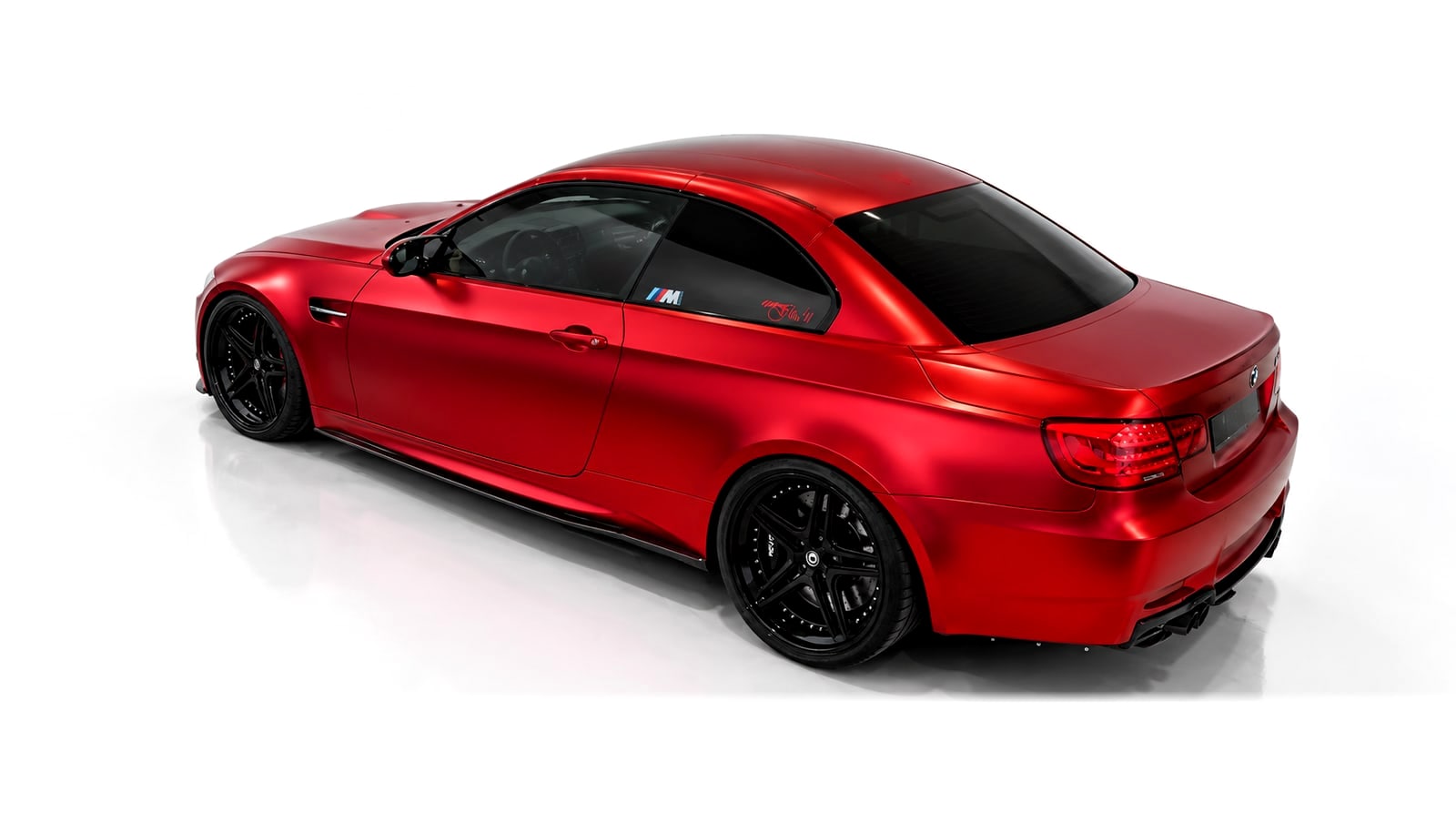Roter BMW M3 im Showroom